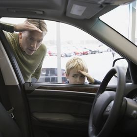 Vater und Sohn blicken durch die Autoscheibe