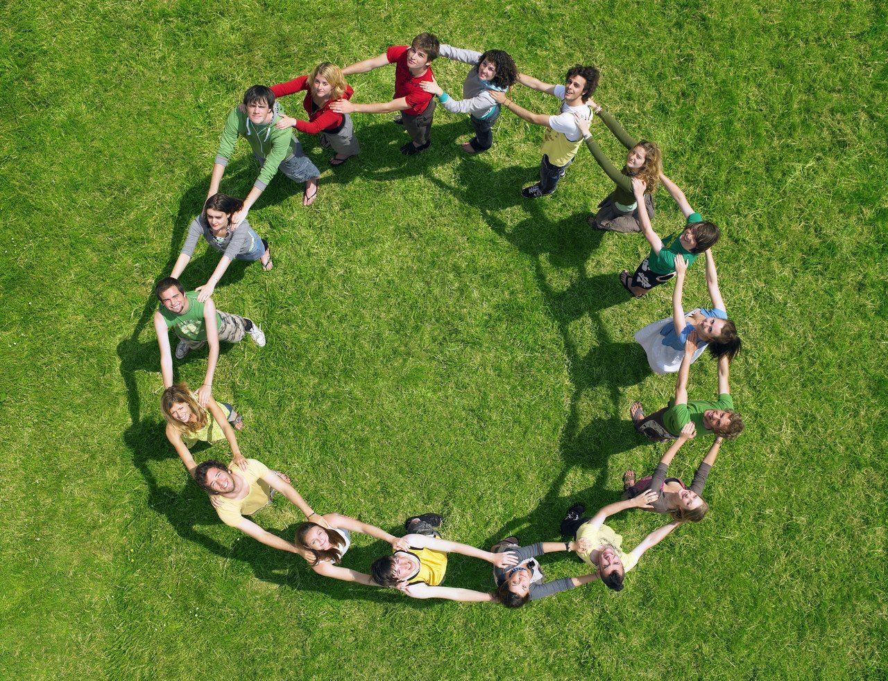 Время проведенное в кругу. Человек в круге. Люди стоящие в кругу. Люди стоят в кругу на траве. Люди в кругу сверху.