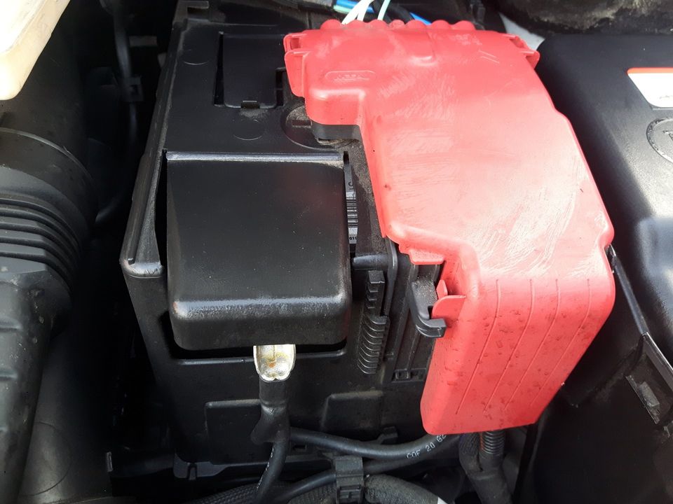 autobatterie wechseln abdeckung