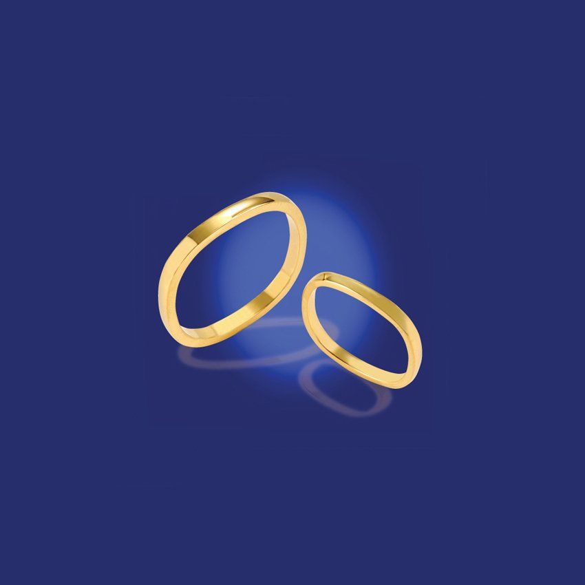 Zwei zusammengehörige schmale, moderne Eheringe in Gelbgold, eckige Ausführung.