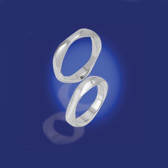 Zwei zusammengehörige schmale, moderne Eheringe in Weißgold.