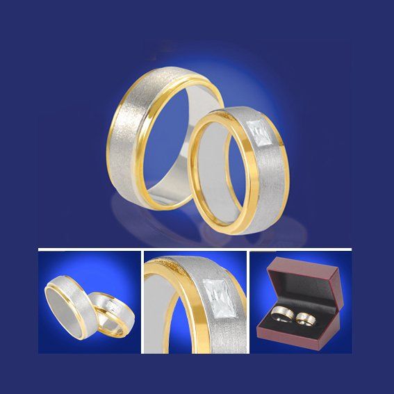 4 Bilder. Ringe zweifarbig in Gelb- und Weißgold mit Mattierung. 1 rotes Etui mit   den Eheringen bicolor.