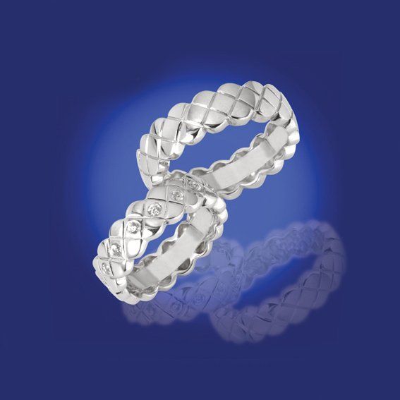 Zwei zusammengehörige Eheringe in Weißgold mit Wellenrand und Karostruktur und Brillanten.