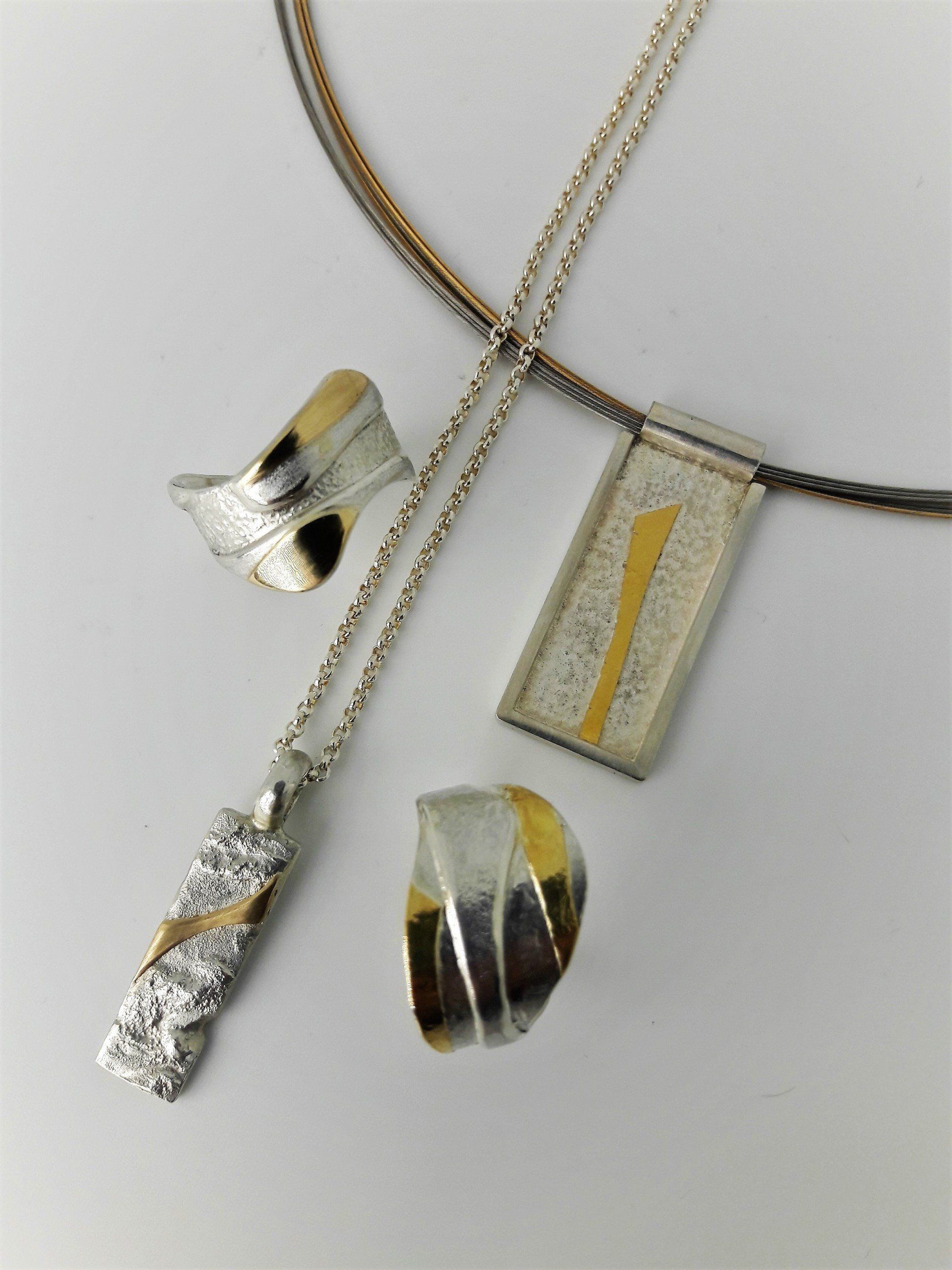 von Hoch kreativ gestaltete Anhänger und Ringe in Silber und Gold