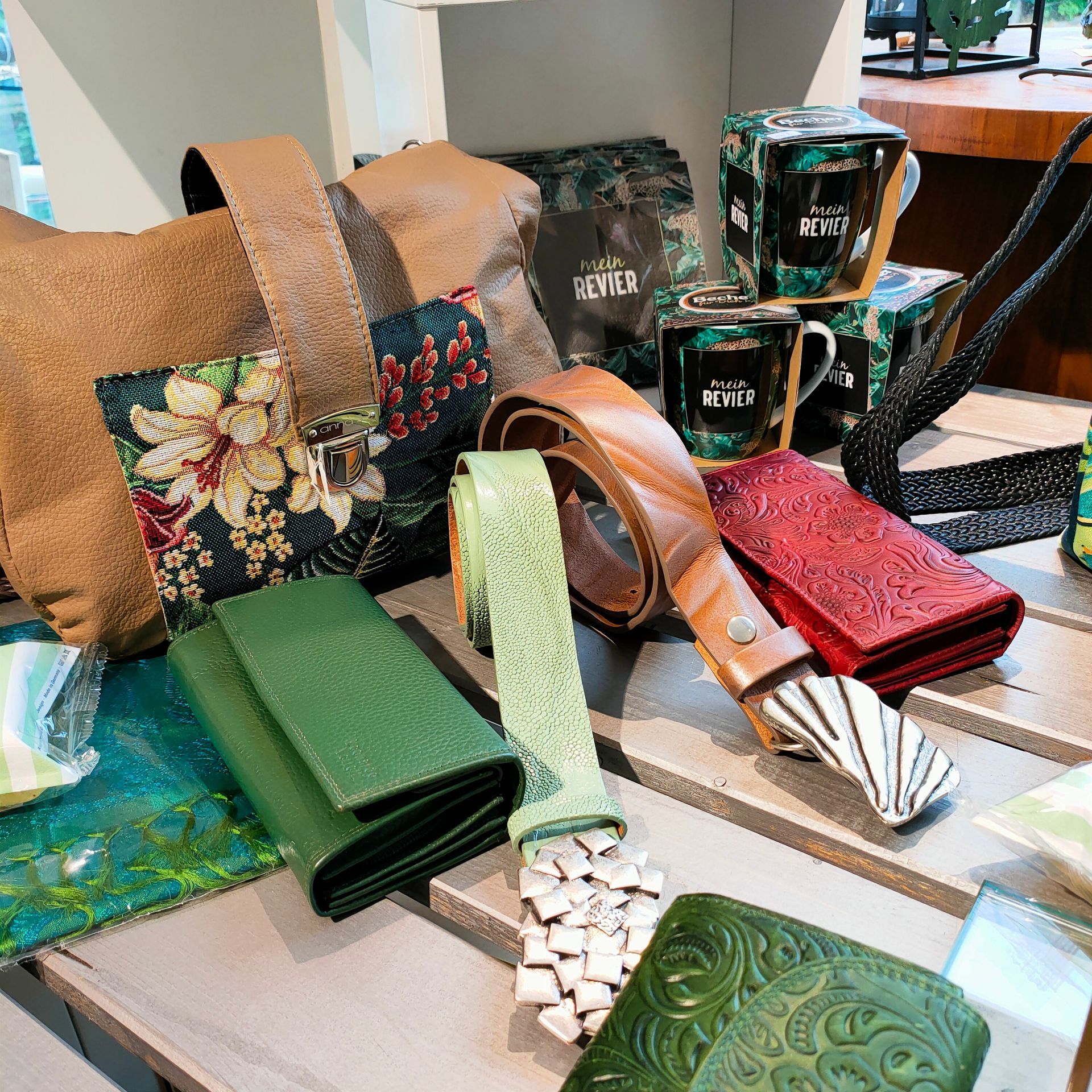 Schöne Accessoires, Geldbörsen, Gürtel und Taschen