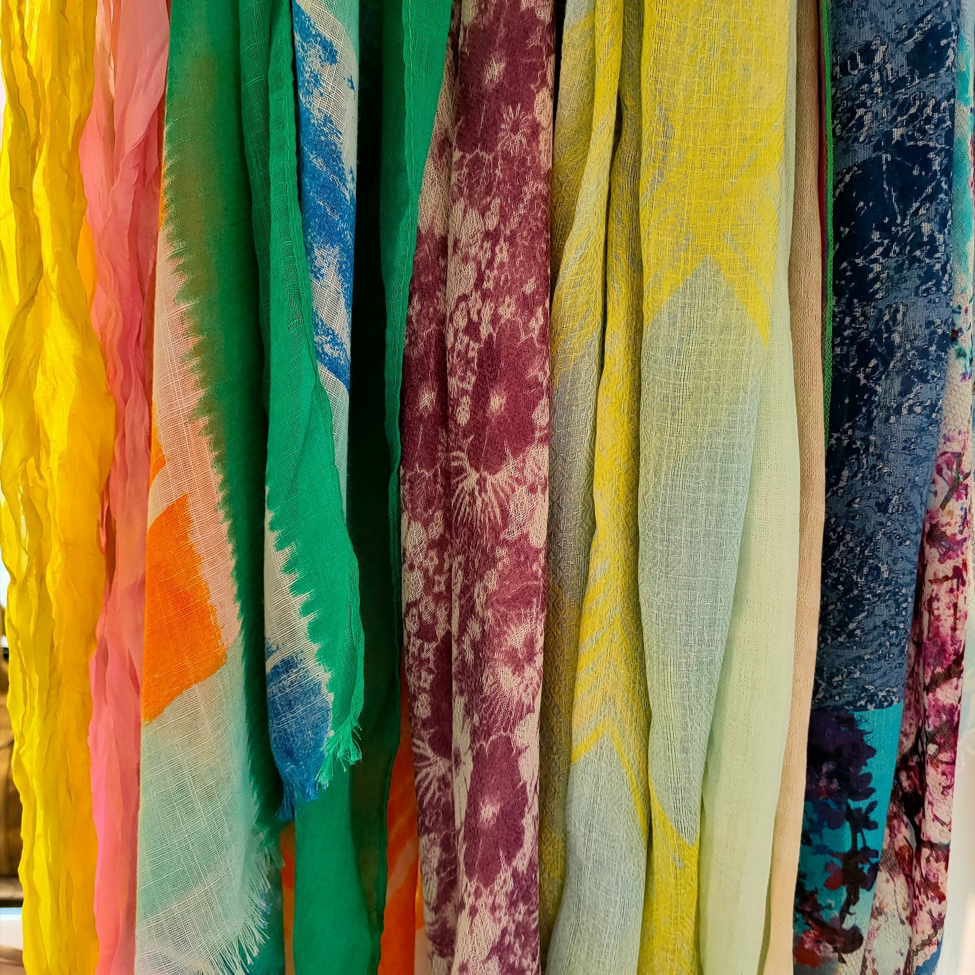 Farbenfrohe Schals in unterschiedlichen Qualitäten