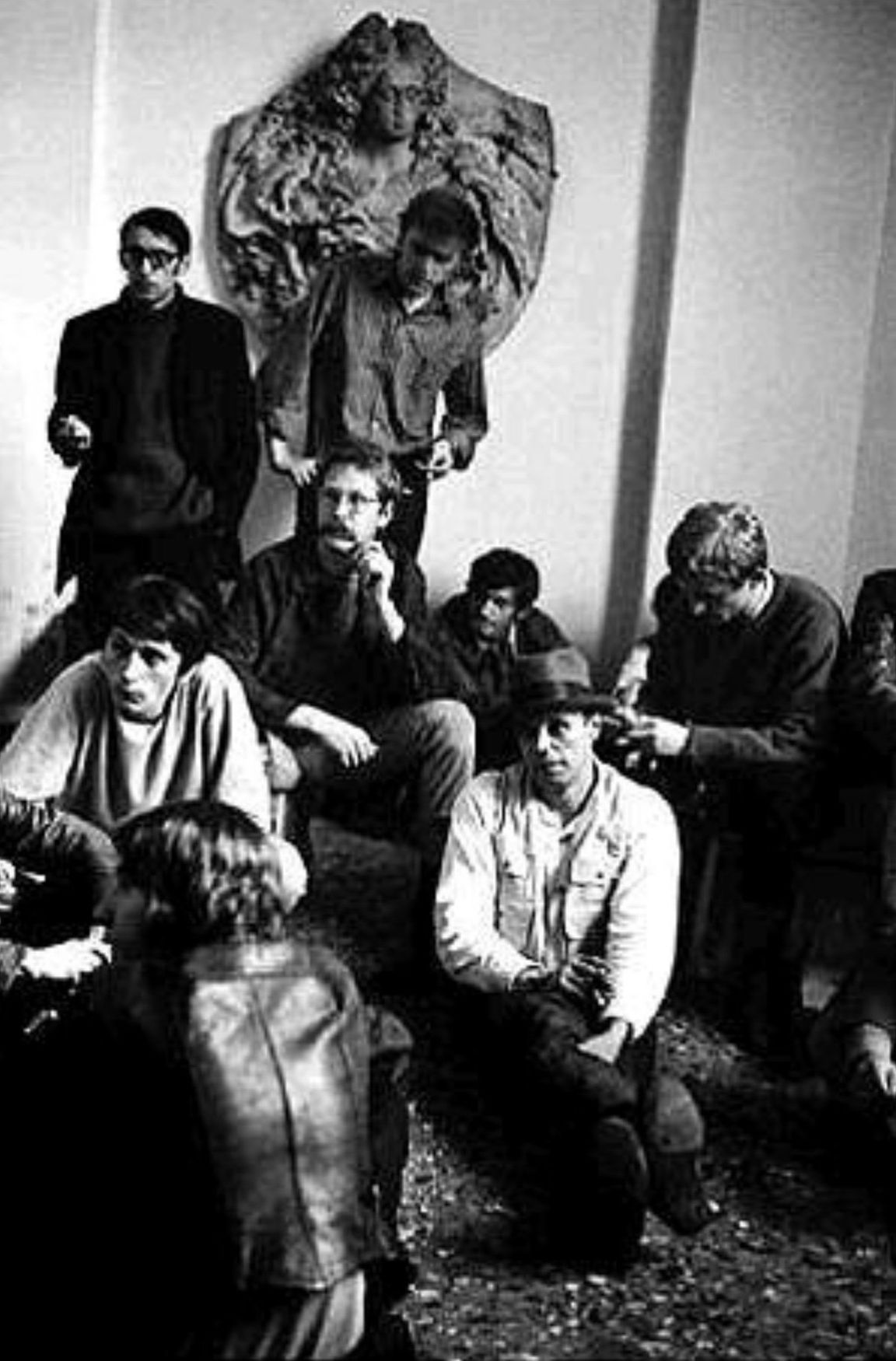 Bild Elias Maria Reti (hinten in der Mitte hockend) inmitten von Studenten von Joseph Beuys 1969.