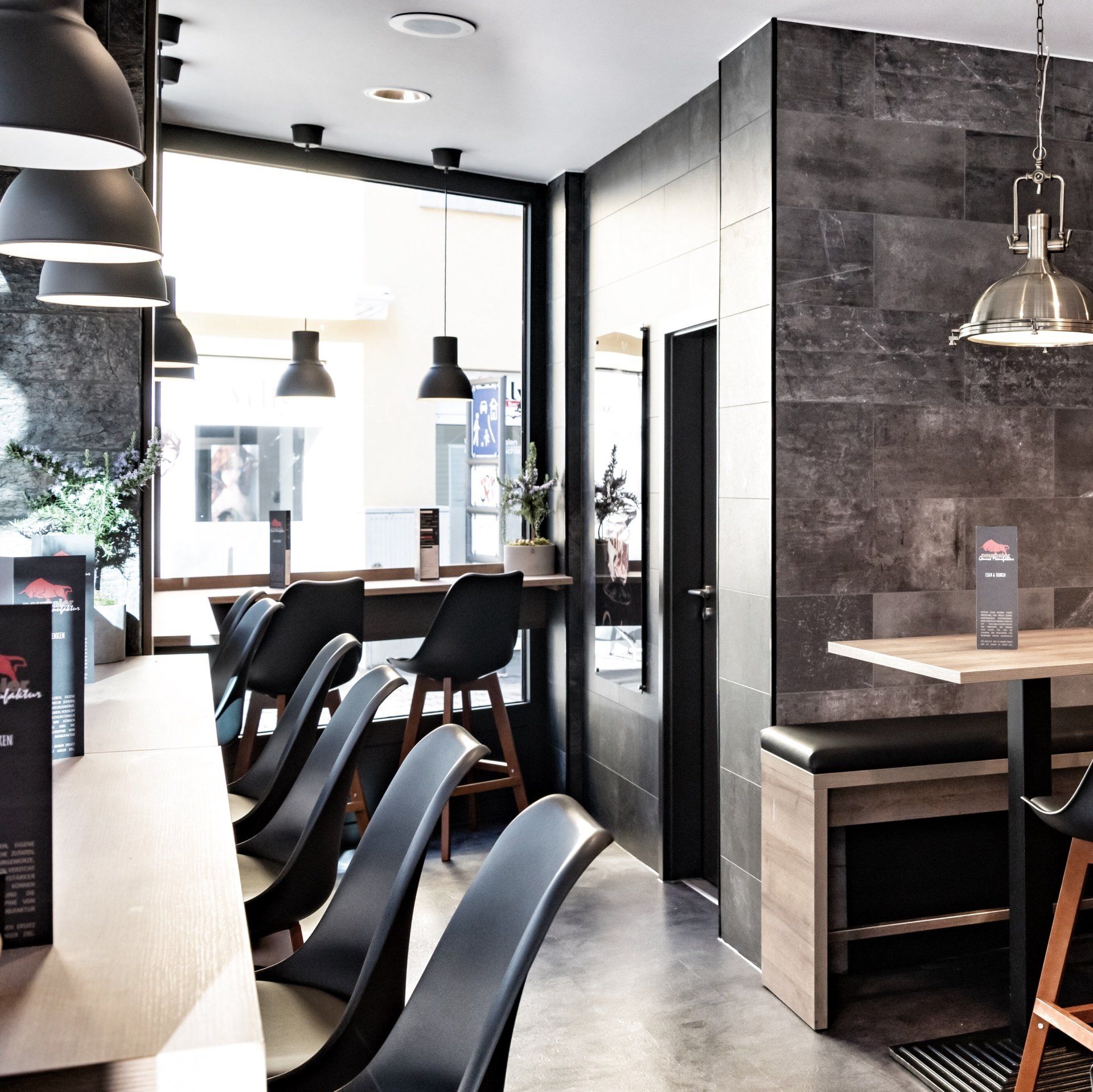 Nahaufnehme der Sitzplätze in der Metzgerei im Imbisbereich