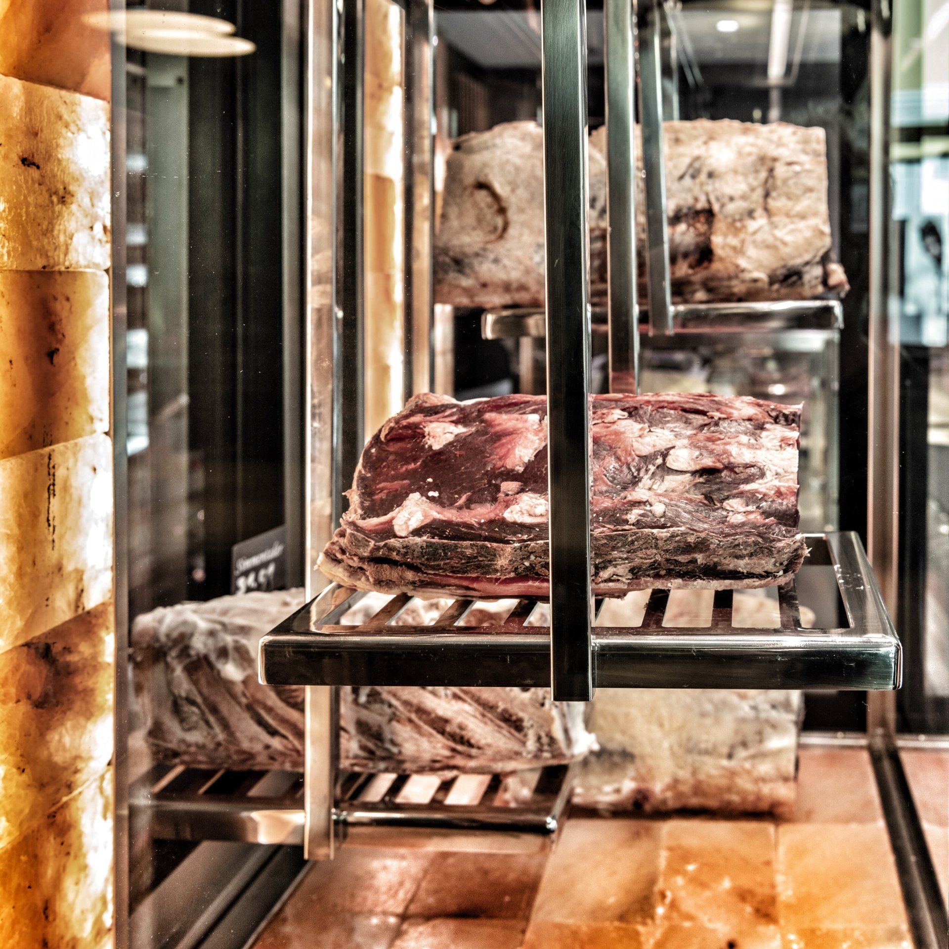 Nahaufnahme eines Fleischstücks im Dry Aged Showroomschrankes.