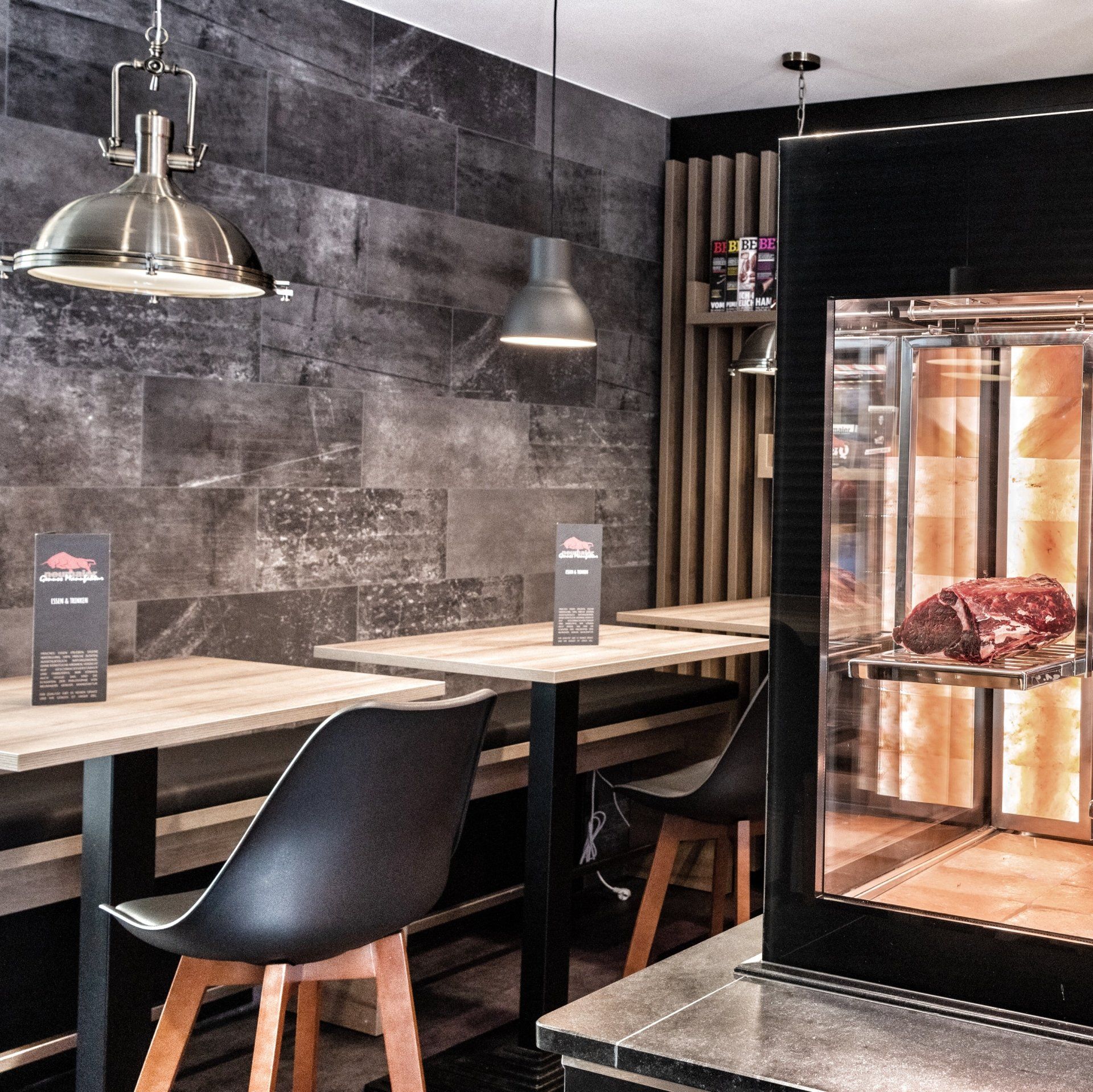 Detailansicht der Sitzgelegenheiten für das Mittagstisch in der Metzgerei Neumaier im Verkaufsraum.