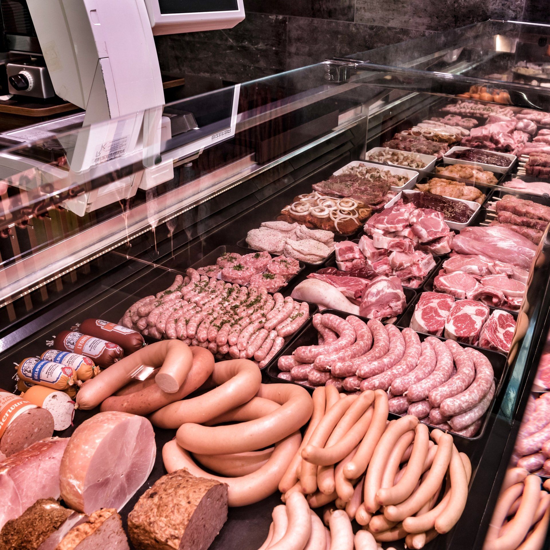 Nahaufnahme der Verkaufstheke mit Fleisch- und Wurstwaren.