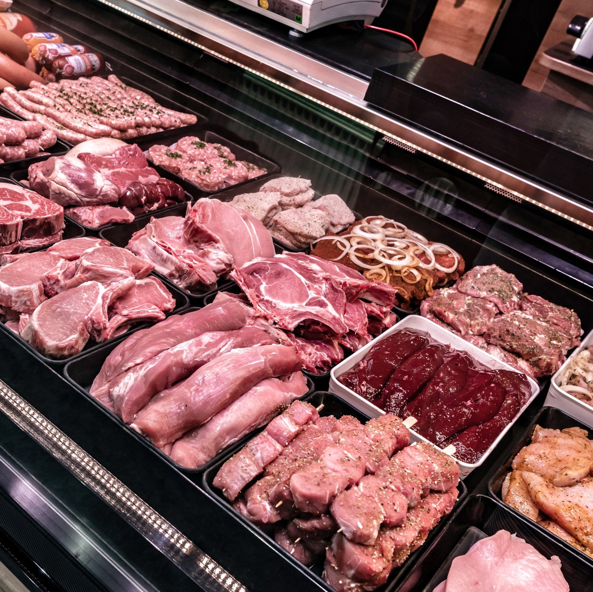 Nahaufnahme der Verkaufstheke mit Fleisch- und Wurstwaren.