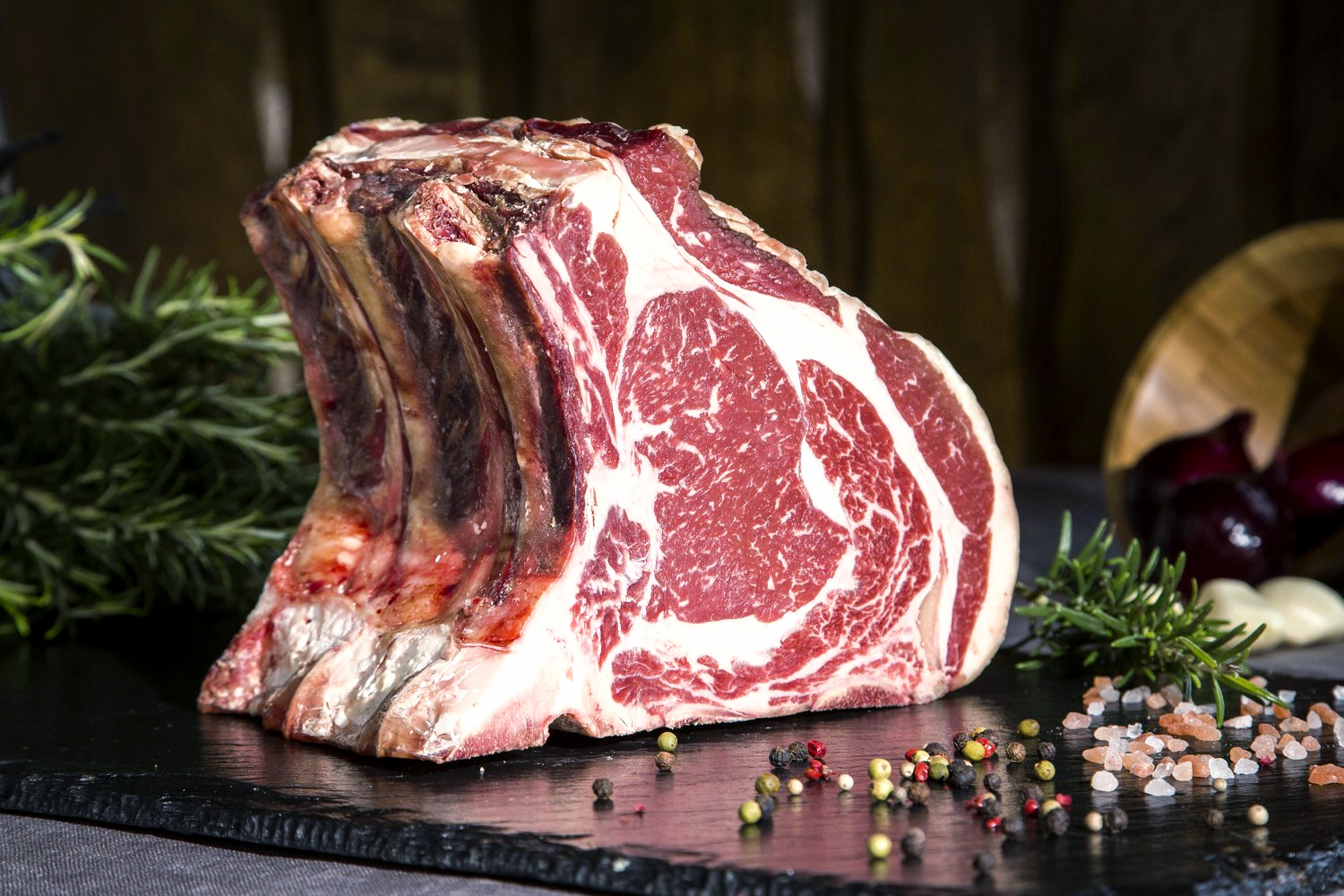 Präsentation eines  Dry Aged Steaks.