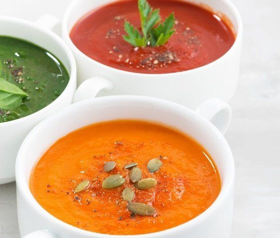 Präsentierte Variationen aus drei kleinen Suppen.