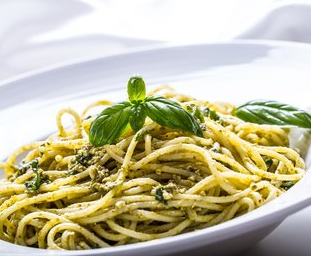 Pastagericht auf einem Teller serviert.