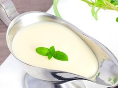 Sauciere mit frisch zubereiteter Soße.