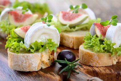 Fein dekorierte Canapés auf kleinen Baquette-Scheiben.