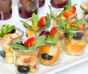 Fruchtdessert im Glas serviert.