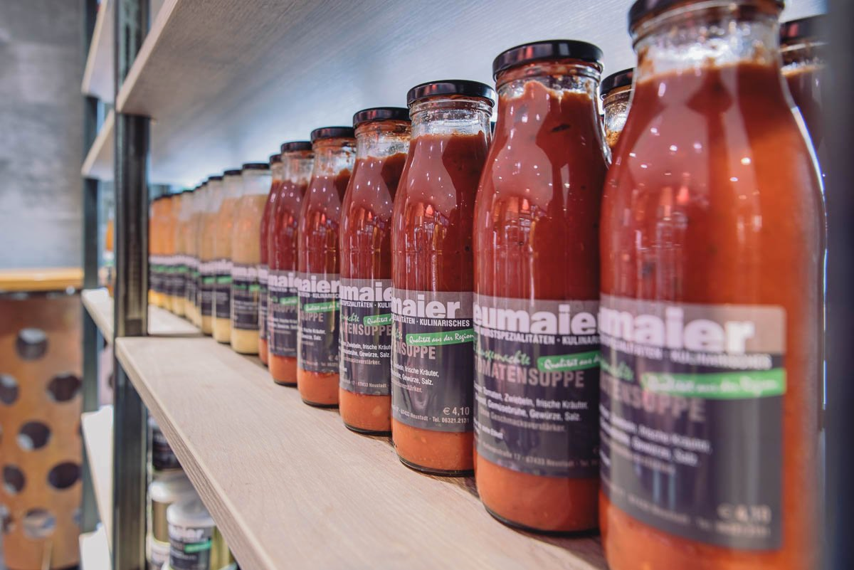 Verschiedene Suppensorten aus eigener Hestellung im Regal präsentiert.