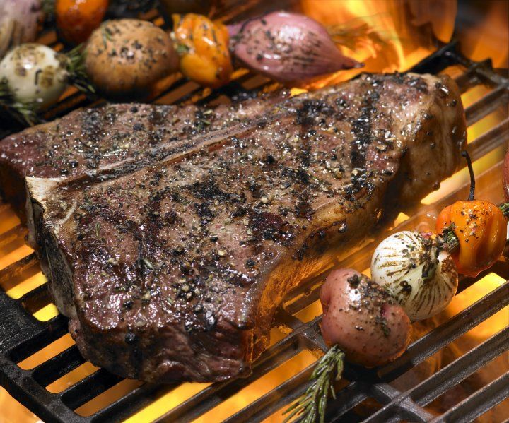 Gebratenes Fleischstück auf dem Grill.