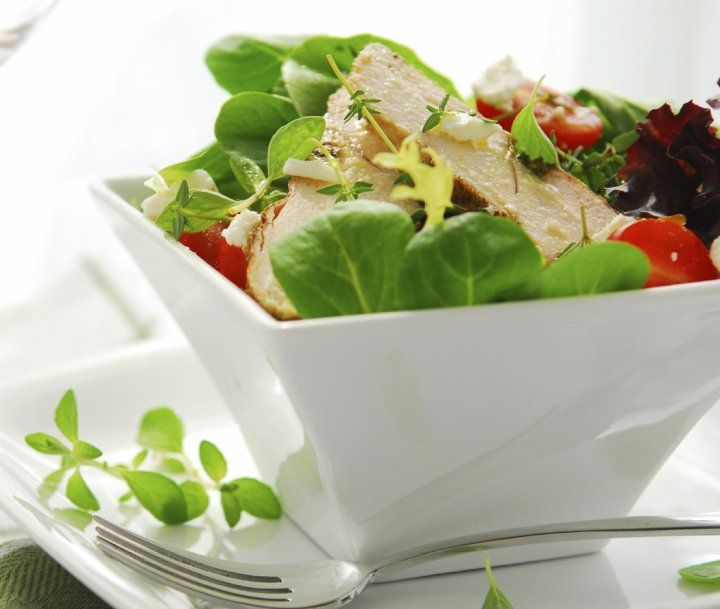 Salat dekorativ in einer kleinen Schüssel serviert.