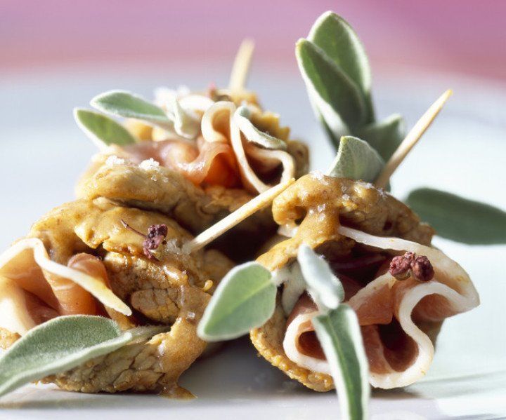 Dekorativ angerichteter kleiner Vorspeisen-Snack.