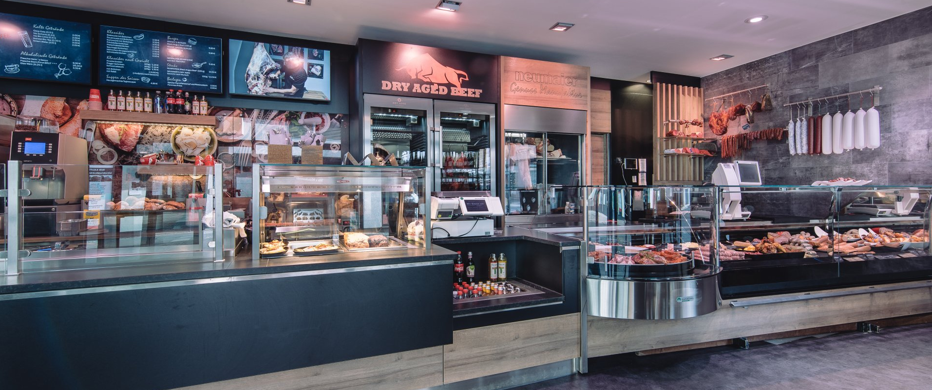Zentrale Perspektive in die Metzgerei mit Theke,