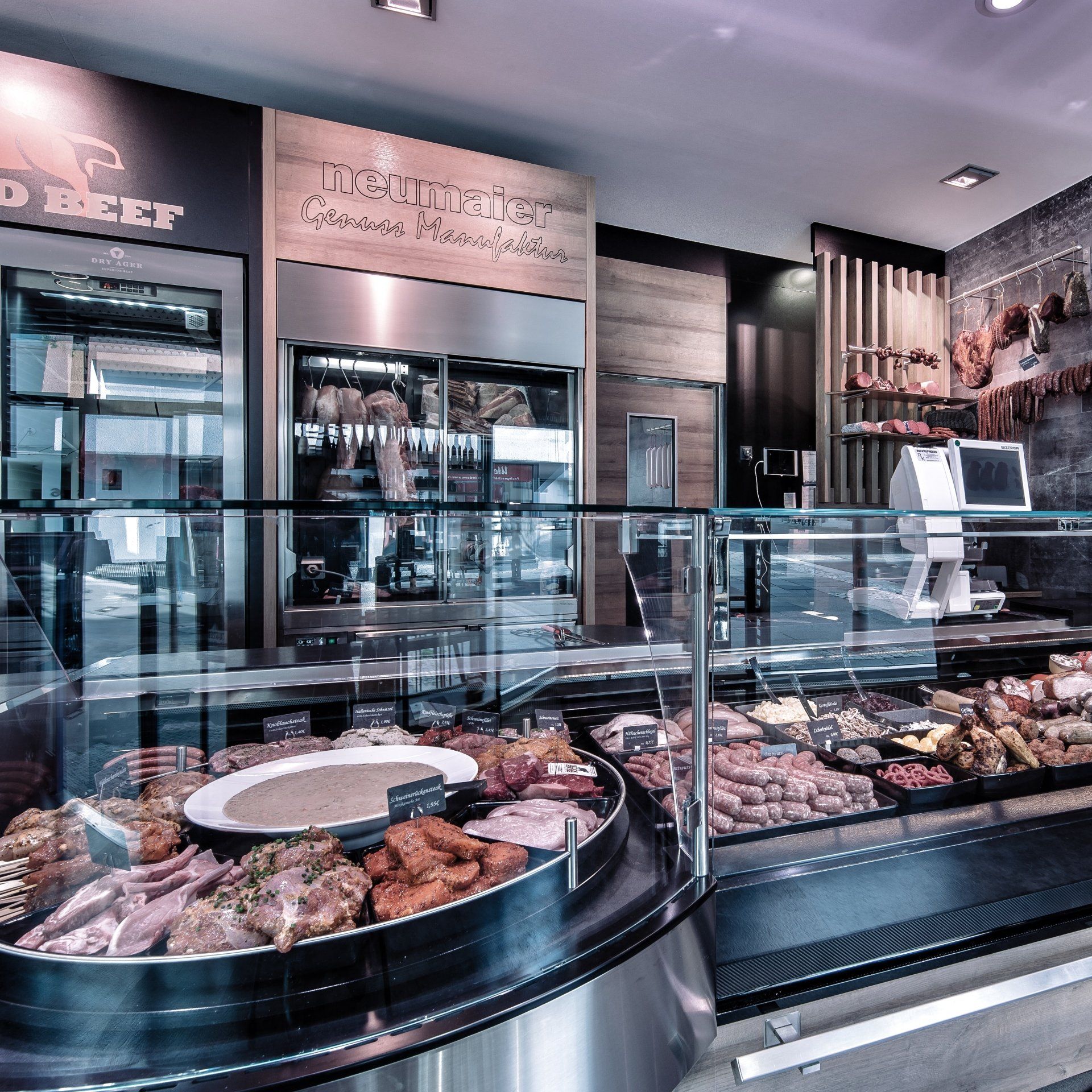 Nahaufnahme in den modern eingerichteten Verkaufsraum der Metzgerei.