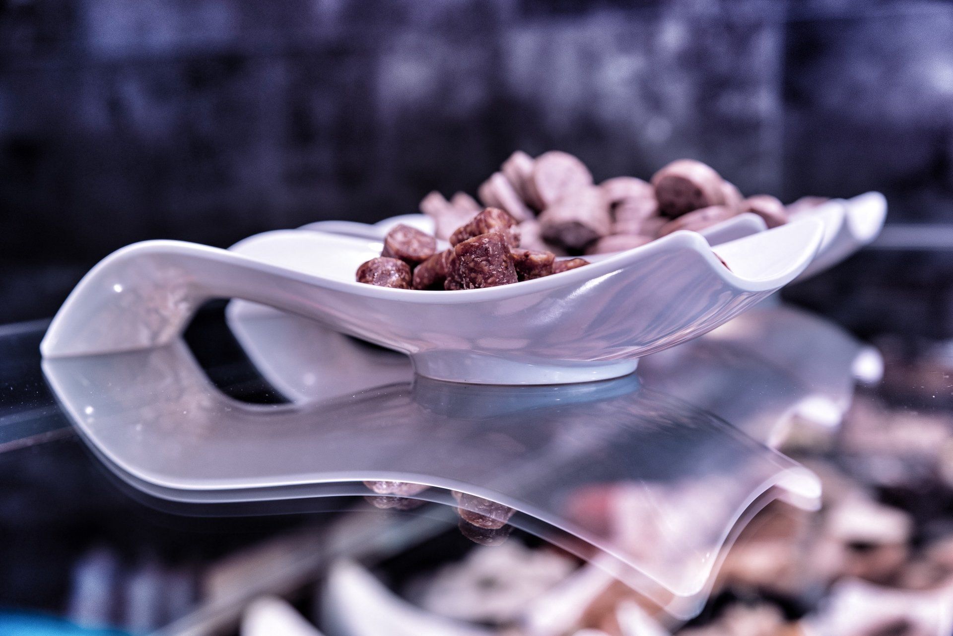 Verschiedene Rohwürste dekorativ in einer Schale zur Vekostung angerichtet.