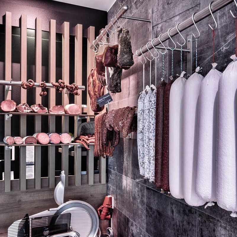 Präsentation feiner Weurstwaren in der Metzgerei.