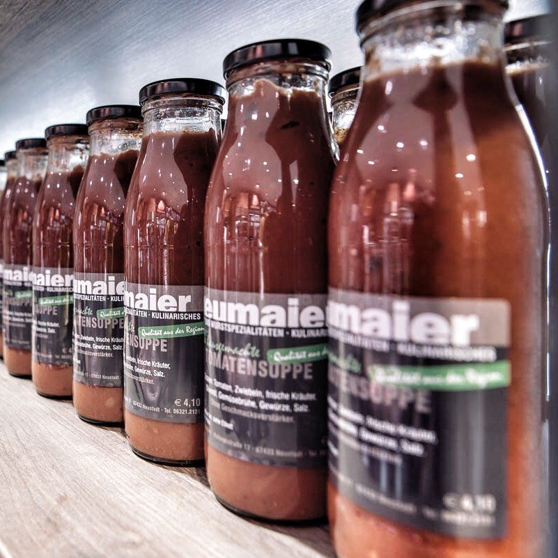 Nahnaufnehme von Suppen aus der eigenen Herstellung.