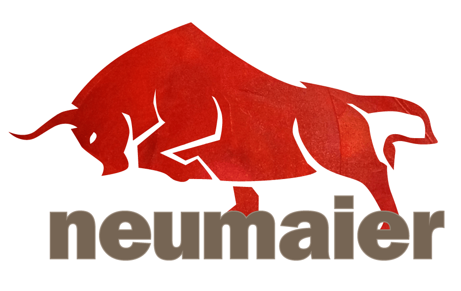 Logo mit rotem Bullen und bronzenem Schriftzug Neumaier unterhalb des Motivs.