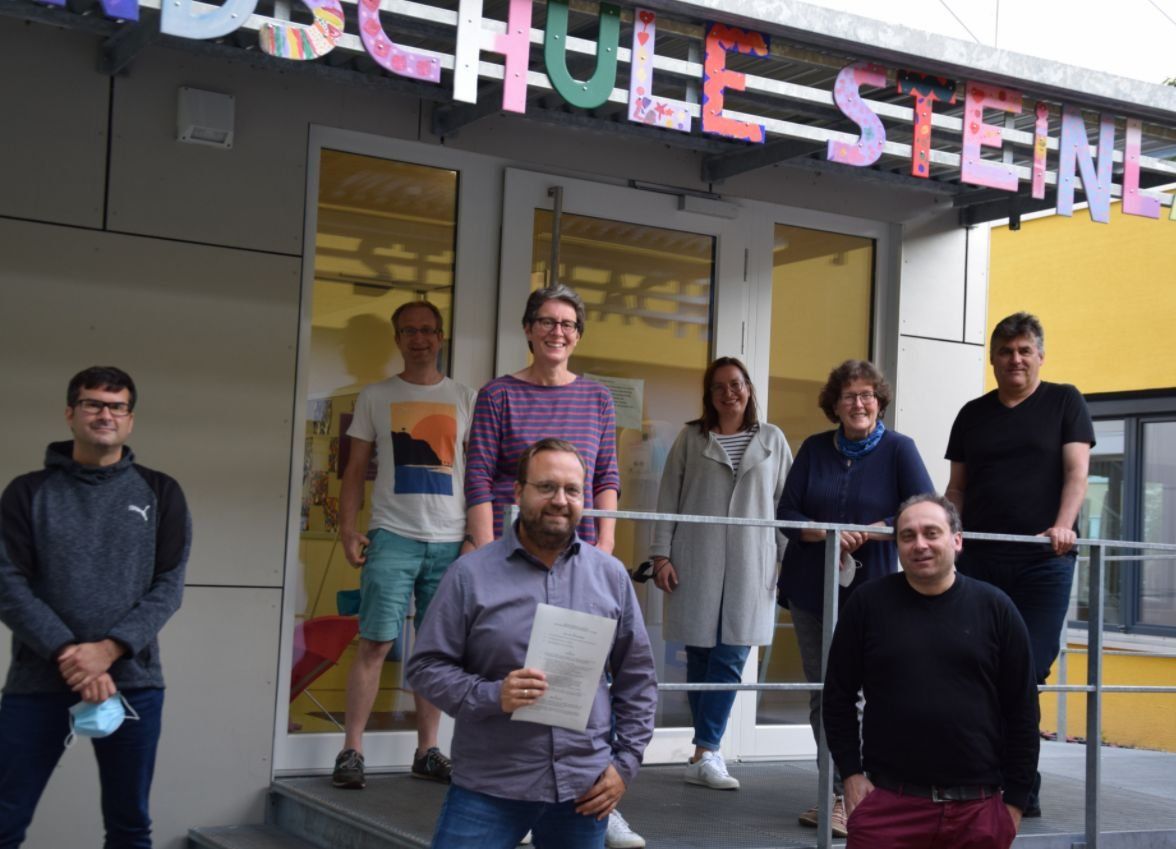 Im Bild: Die Gründungsmitglieder des Fördervereins Grundschule Derendingen, 3. und 4. von links: Natascha Amiri, 2. Vorsitzende und Christoph Adamczyk, 1. Vorsitzender