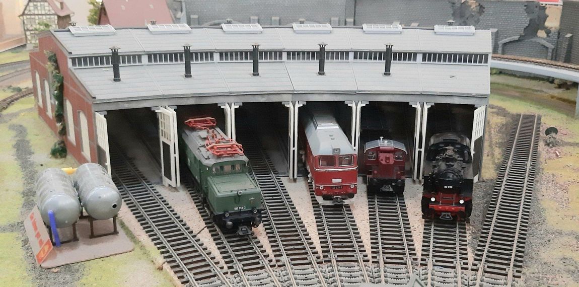 Lange Vitrine für Roco, Piko, Trix  u.a., kurze rechts für Märklin H0
