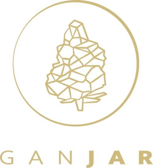 GANJAR - Unser Partner für professionelle CBD-Präsentation und Lagerung
Für die Präsentation unserer CBD-Blüten setzen wir auf die hochwertigen Aufbewahrungslösungen von GANJAR. Die Produkte werden in Deutschland entwickelt und in sorgfältiger Handarbeit gefertigt, wodurch sie Funktionalität und Qualität optimal verbinden.
Die S-Series verfügt über ein integriertes, drehbares Sichtfenster. So können wir euch unsere Vorschaublüten zeigen, ohne den Lufthaushalt zu stören oder sie unnötig Licht auszusetzen. Zusätzlich befindet sich unter dem Deckel eine Halterung für Feuchtigkeitspads, damit die wertvollen Kräuter jederzeit unter optimalen Bedingungen gelagert werden.
Profitier auch du von den durchdachten Aufbewahrungslösungen unseres Partners und besuche www.ganjar.shop. Mit dem Gutschein-Code greensoul erhaltet ihr 10 % Rabatt auf euren Einkauf.