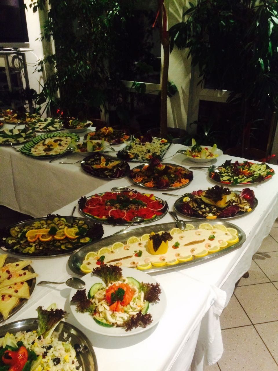 Reich gedecktes Buffet mit dekorierten Platten