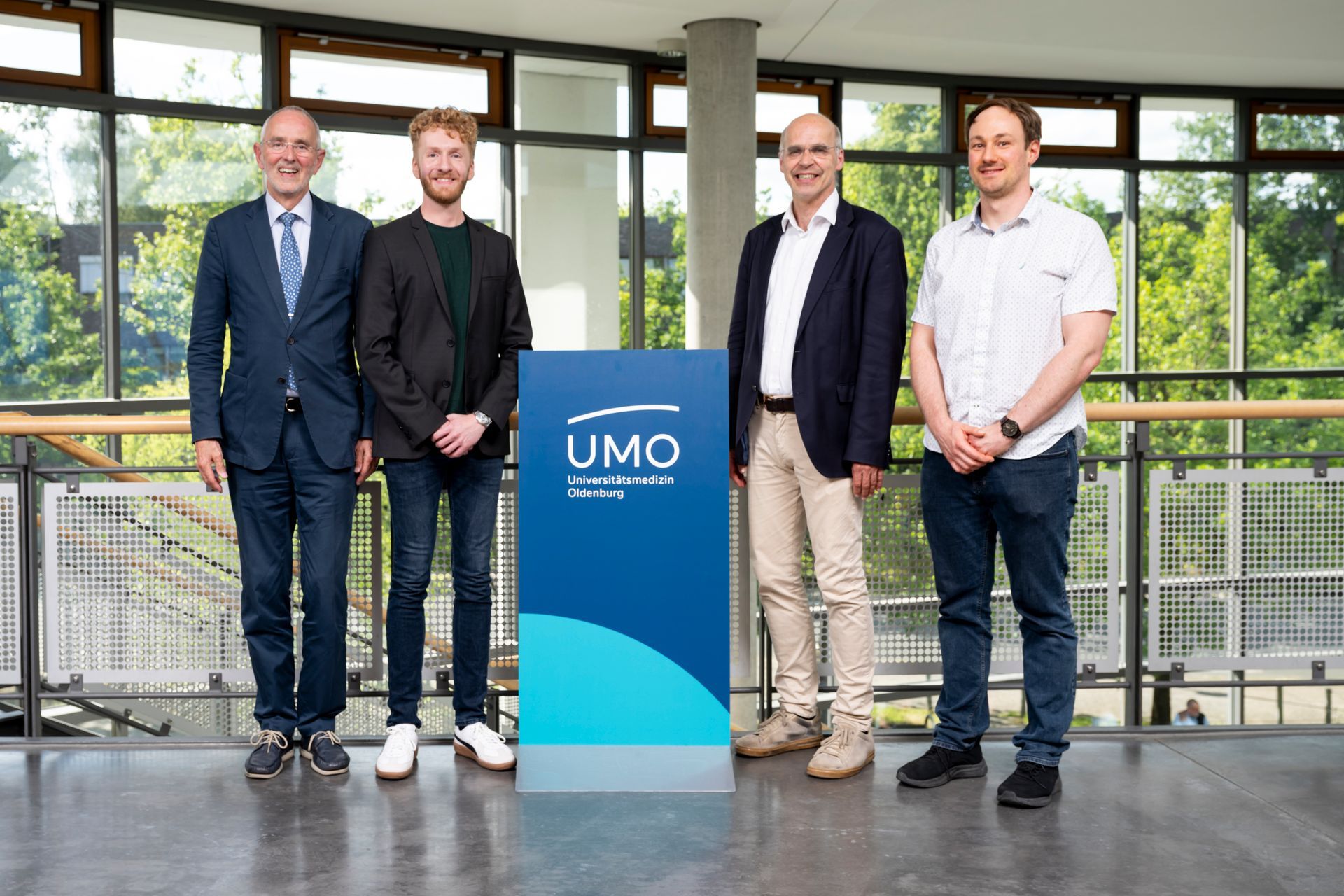 Prof. Dr. Klaus Peter Kohse, Vorsitzender der Freunde und Förderer der Universitätsmedizin Nordwest (l.) und Prof. Dr. Hans Gerd Nothwang, Dekan der Fakultät VI - Medizin und Gesundheitswissenschaften, zeichneten Dr. Alexander Fassmer (2.v.l.) und Dr. Christian Keine aus. Universittät Oldenburg / Matthias Knust