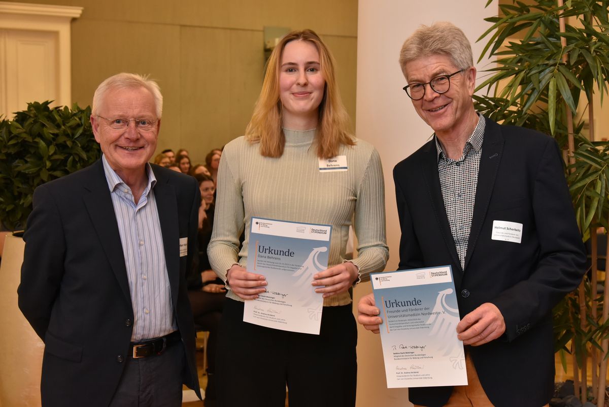 Die Vorstandsmitglieder Norbert Wahn (links) und Helmut Sherbeitz mit einer Stipendiatin