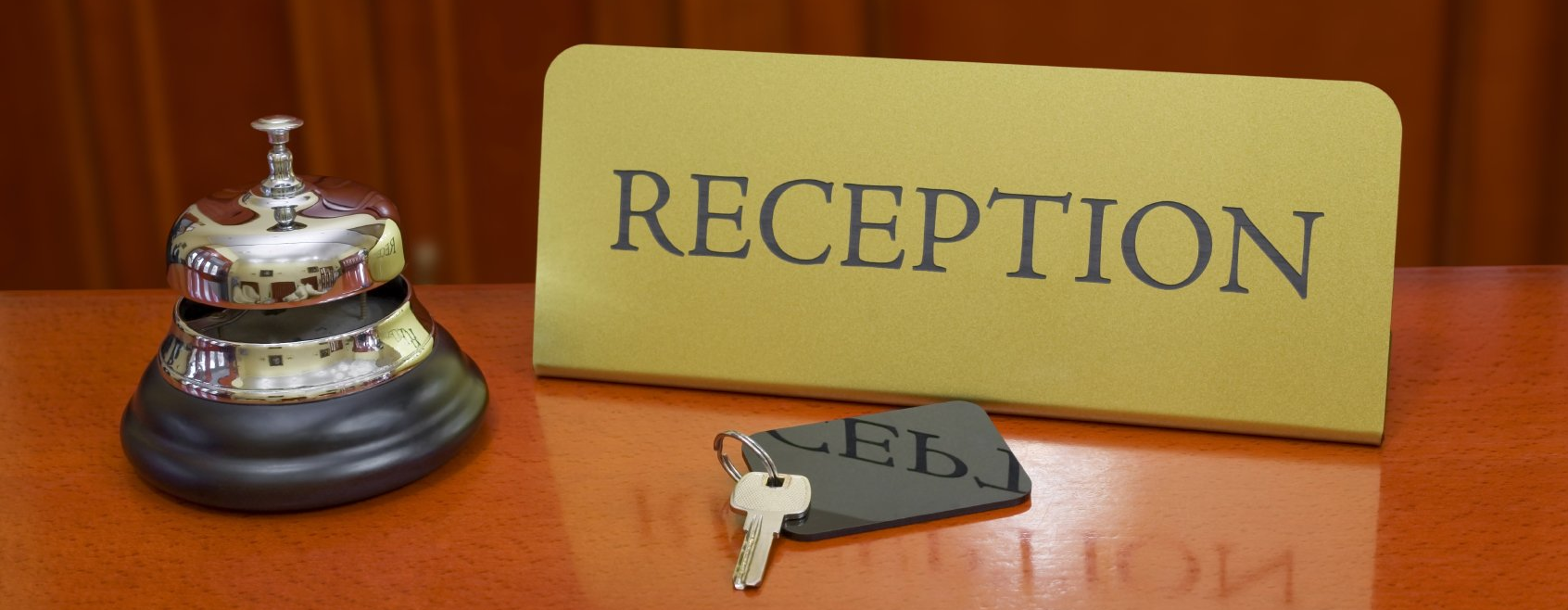 Hotelschlüssel, Klingen und Rezeptionsschild