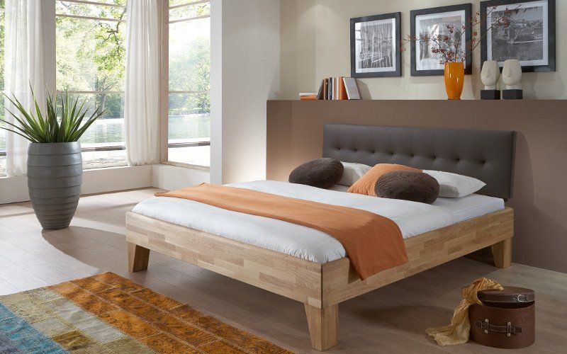 Bett mit Matratze und Bezügen im Schlafzimmer