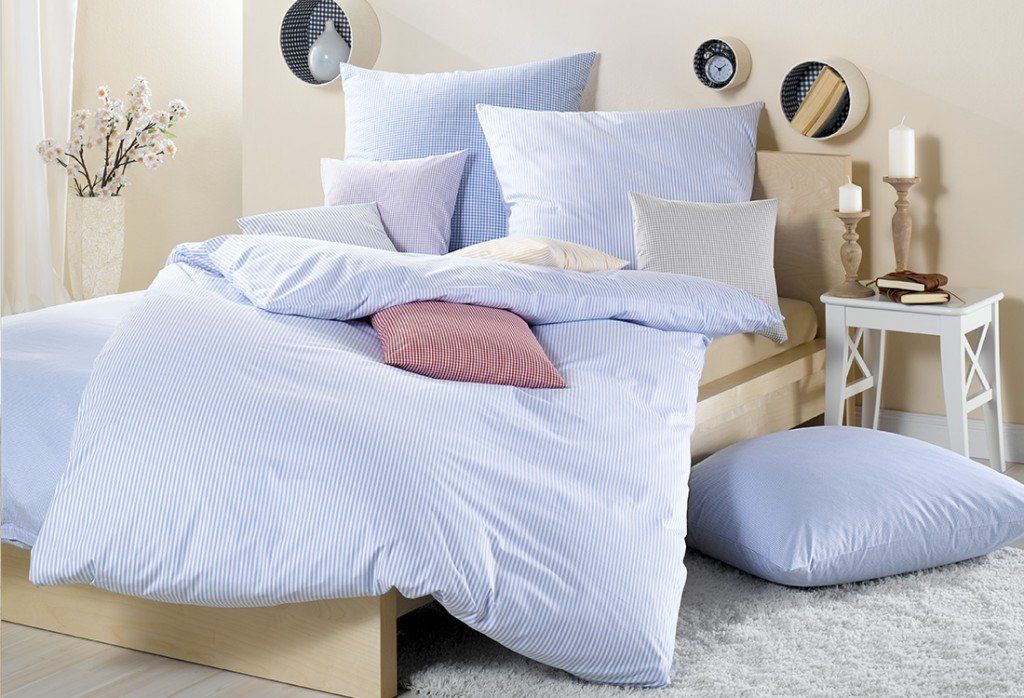 Schöne Bettwäsche auf Bett dekoriert