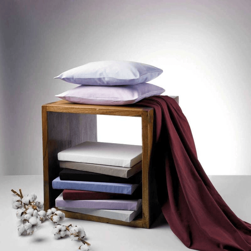 Kissenbezüge und Spannlaken dekoriert