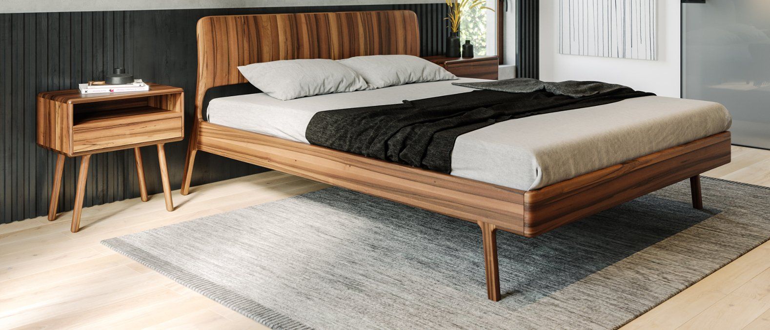 Luxuriöses Massivholzbett aus Nussbaum mit Nachtttisch