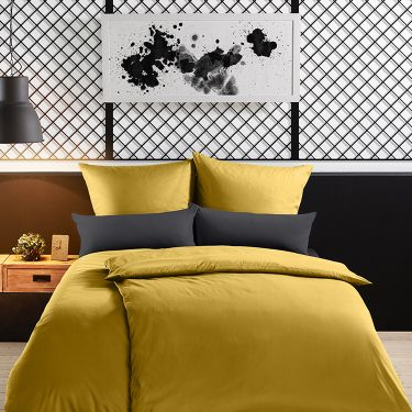 schöne Bettwäsche auf Bett dekoriert in Schlafzimmer