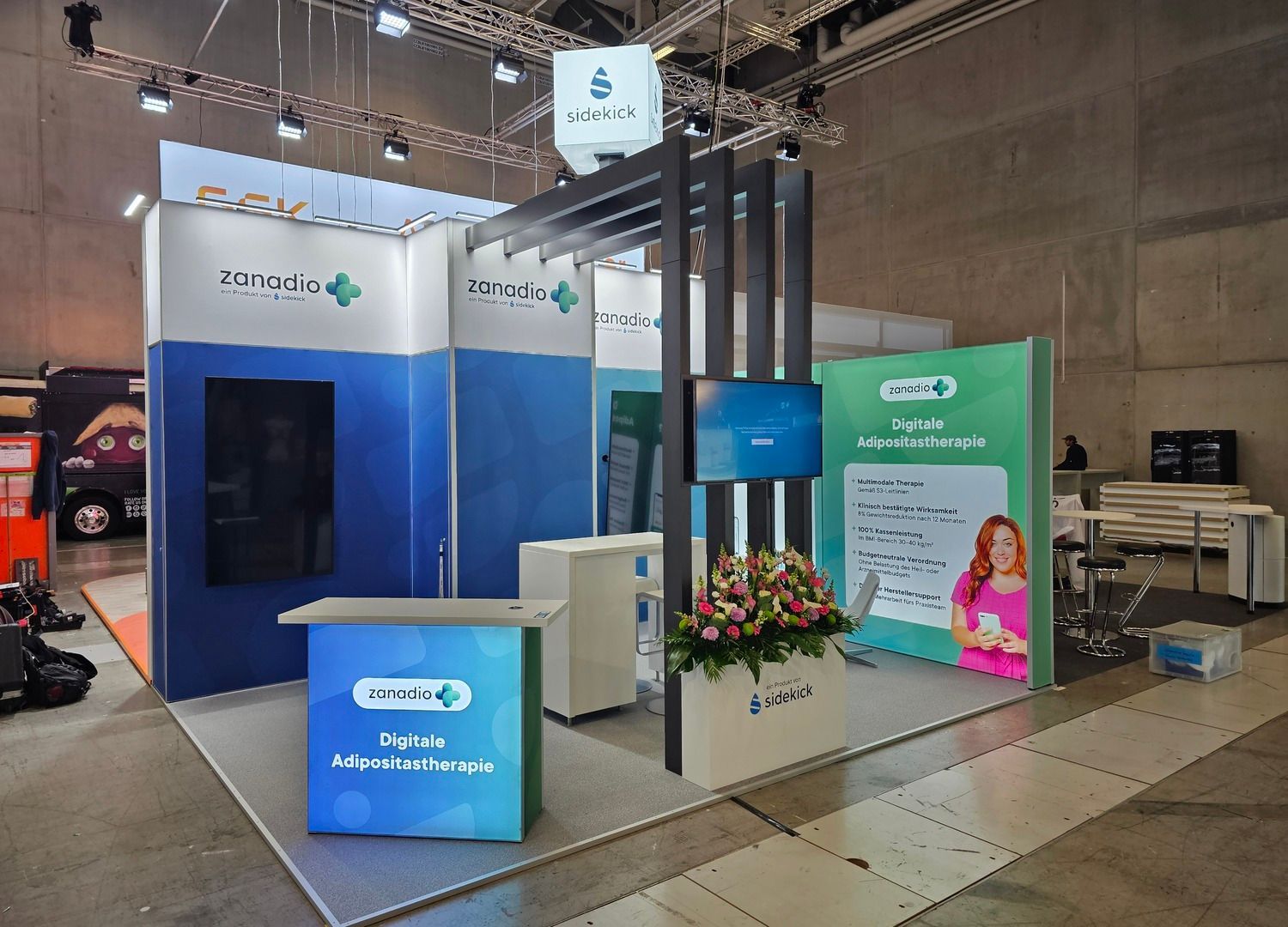 Messestand der Immobiliengruppe Rhein-Neckar auf einer Fachmesse. Der Stand hebt die Unternehmensbereiche Immobilienmanagement, Facility Management, Projektentwicklung und Bauträgerschaft hervor. Präsentiert wird eine Karte mit Standorten und eine Übersicht der Dienstleistungen. Helle, einladende Farben und ein modernes Design schaffen eine professionelle Atmosphäre, die das Engagement für Qualität und Erfahrung betont. Besuchen Sie uns für individuelle Beratung und innovative Lösungen in der Immobilienbranche.