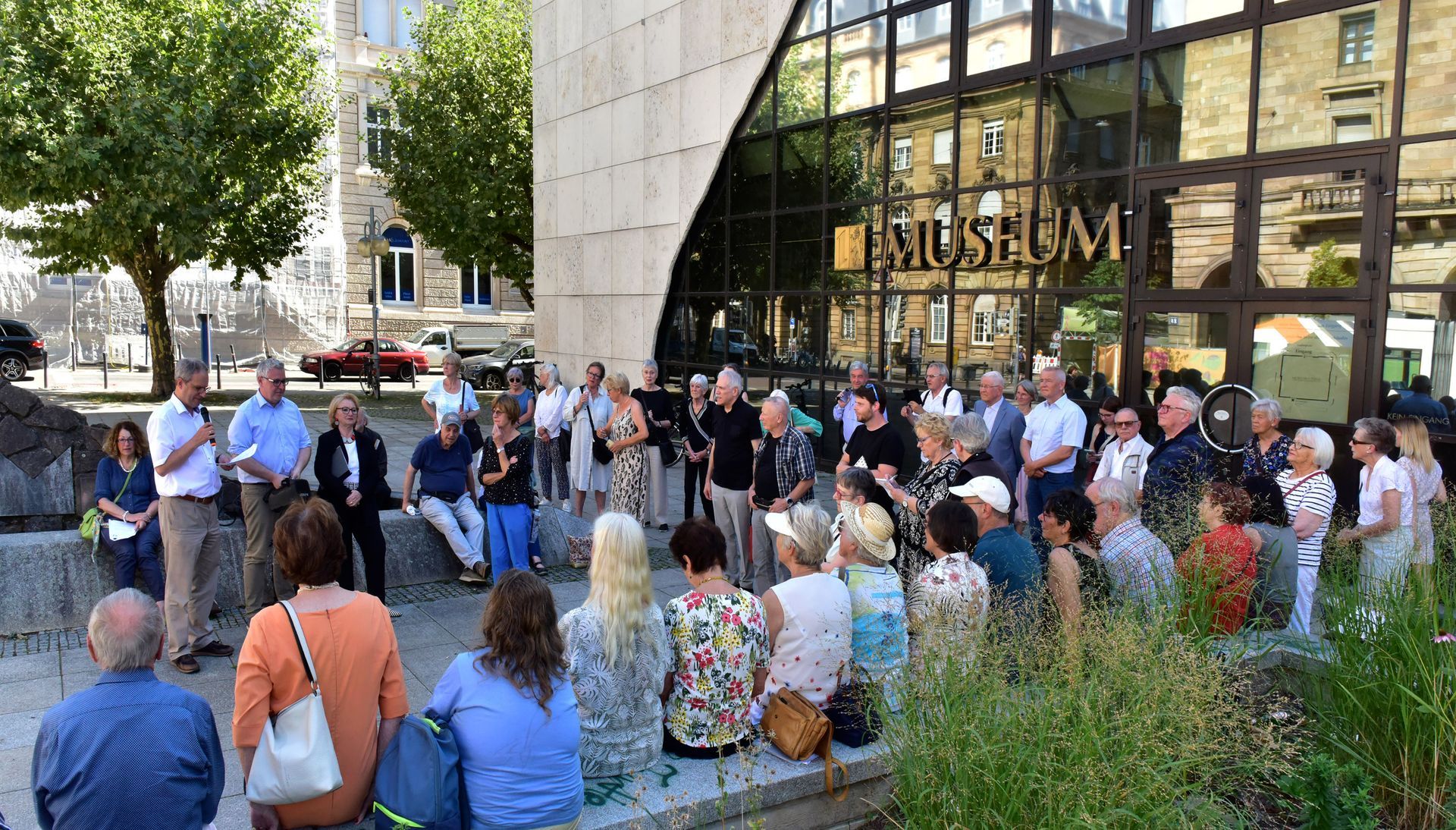 50 Teilnehmer hören aufmerksam zu, wie aus