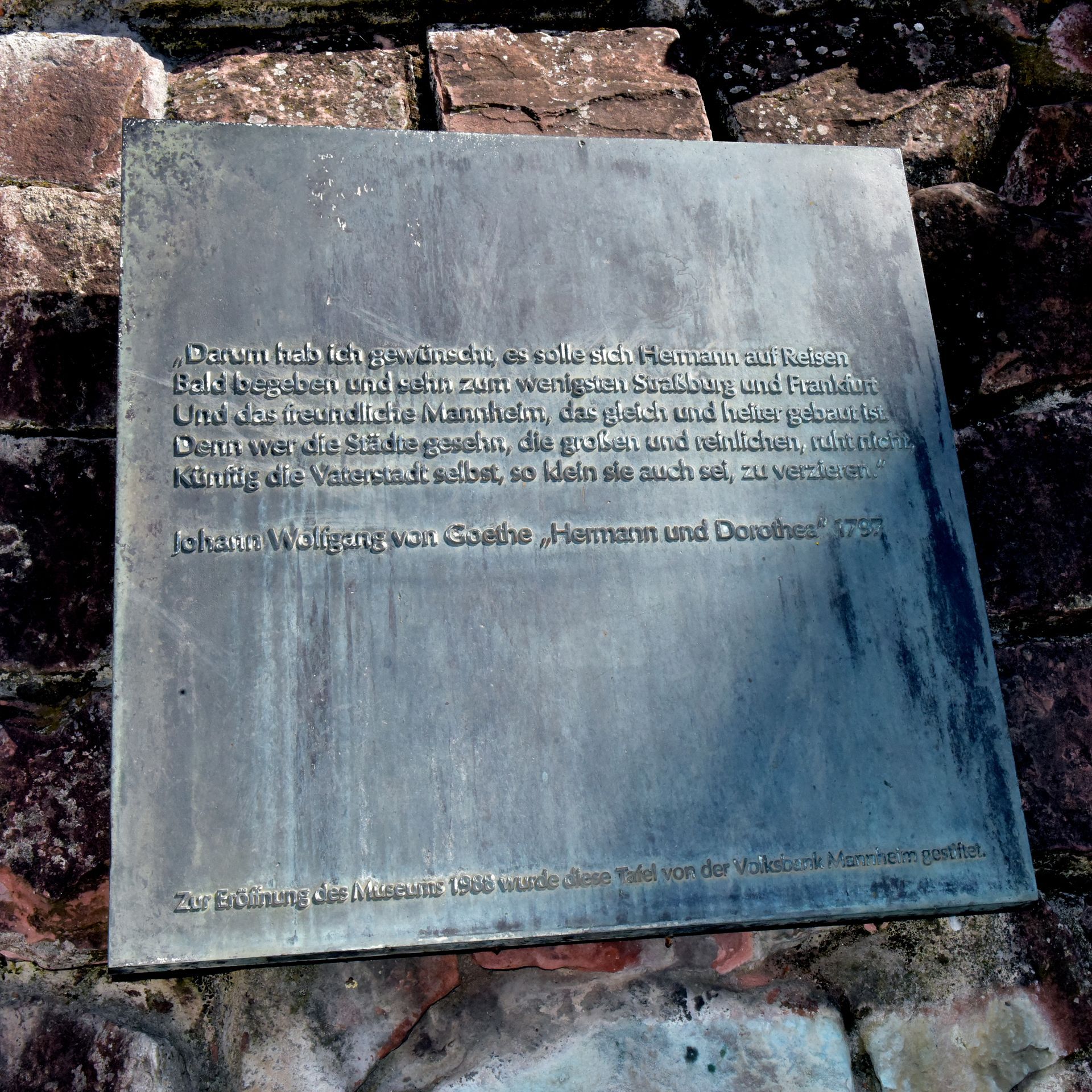 Bronzetafel der VR Bank Rhein-Neckar e. G. auf dem Mannheimer Scherbenbrunnenr mit Goethe-Zitat über Mannheim