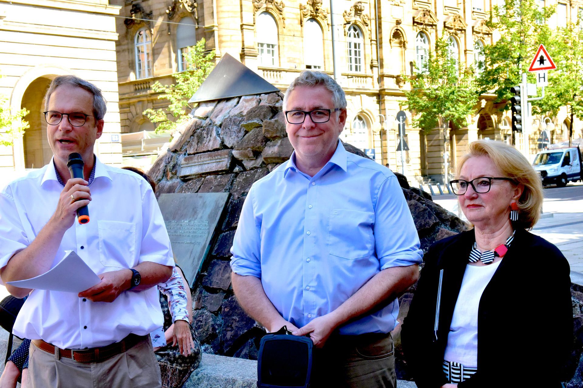 Jens Bortloff, Thorsten Riehle und Helen Heberer stehen vor dem Mannheimer Scherbenbrunnen