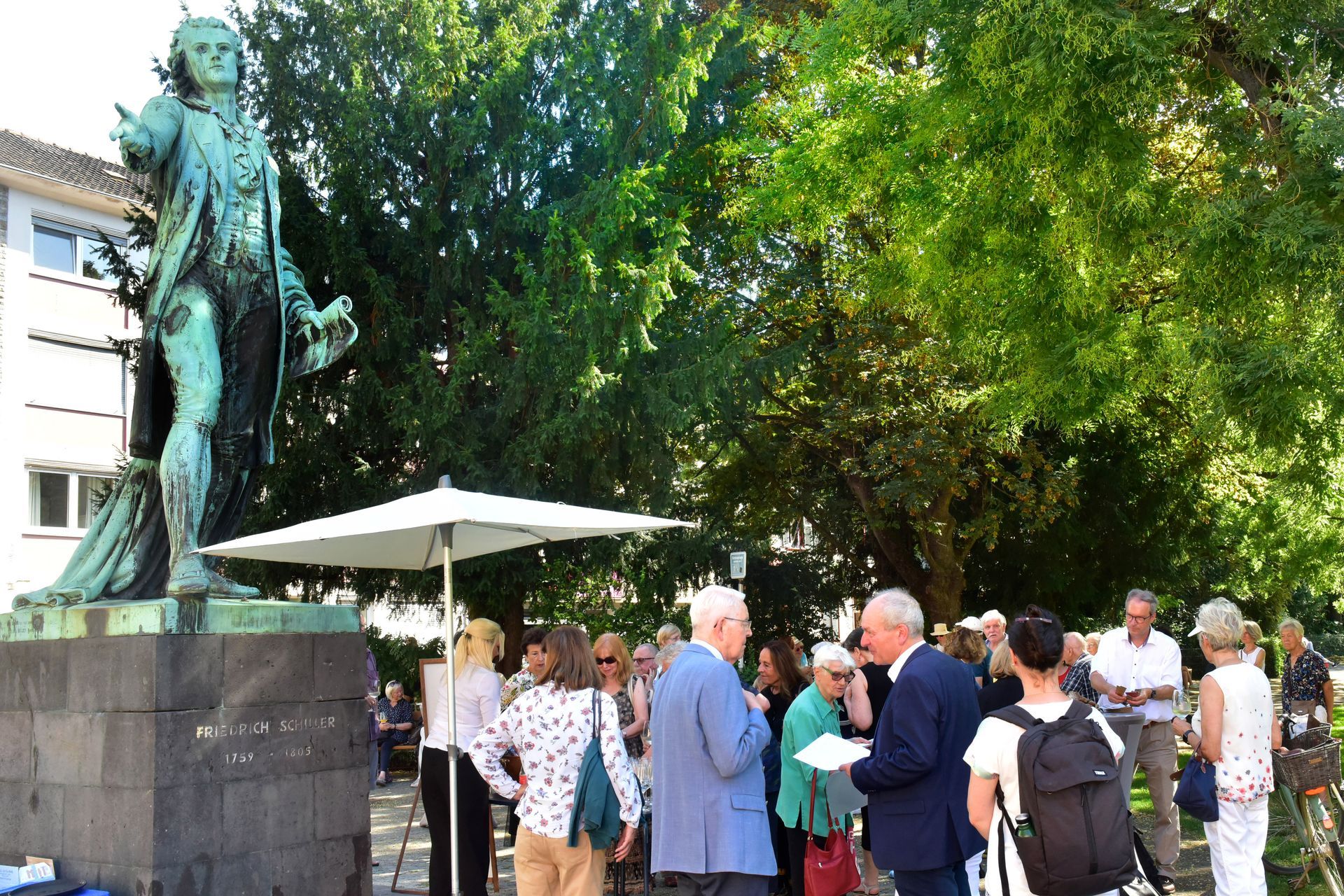 Viele Menschen versammeln sich auf dem Mannheimer Schillerplatz zu Goethes Geburtstag