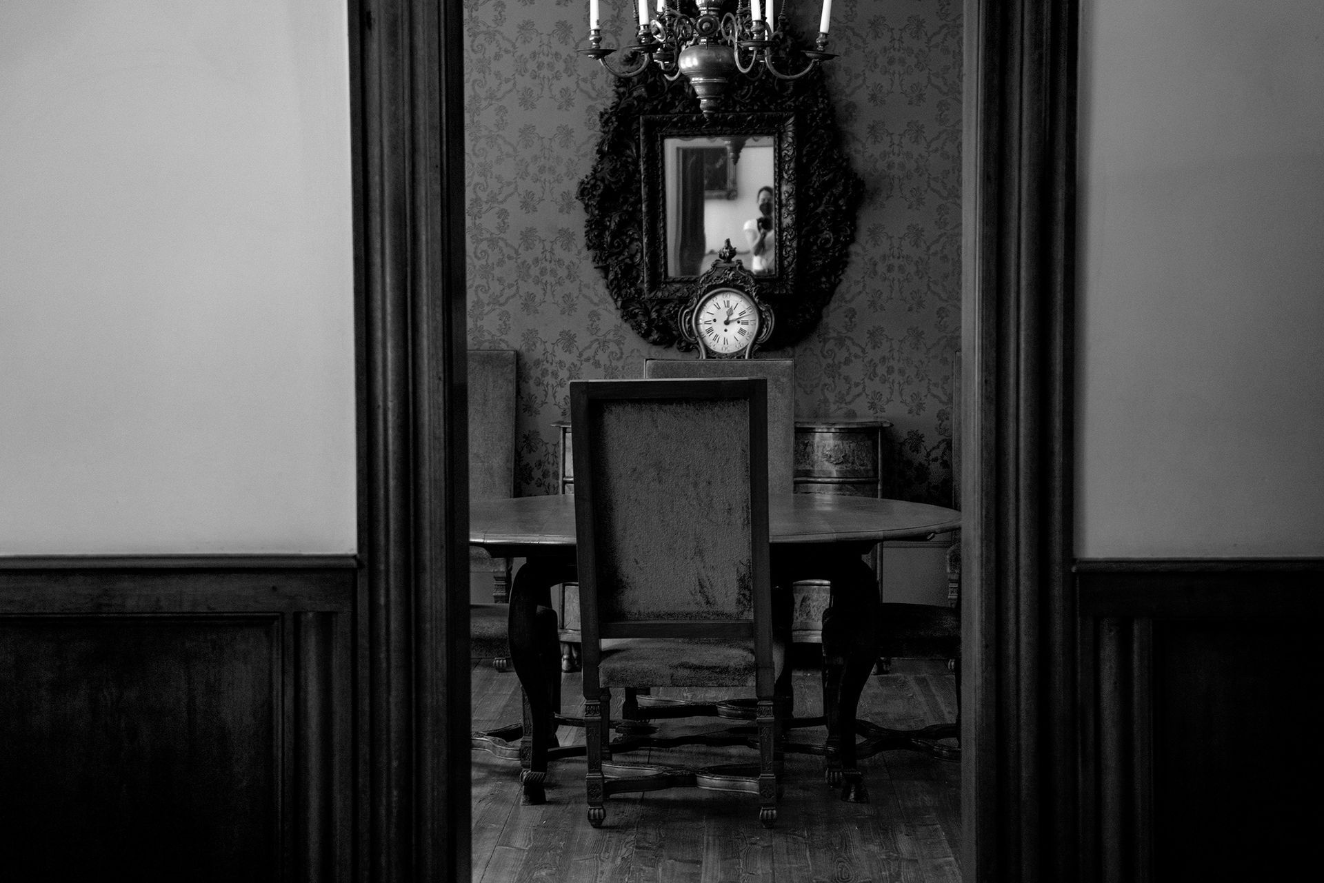 Tisch im Speisezimmer im Frankfurter Goethehaus. Ort des Schreibens einiger Werke Goethes. Nicole Simon